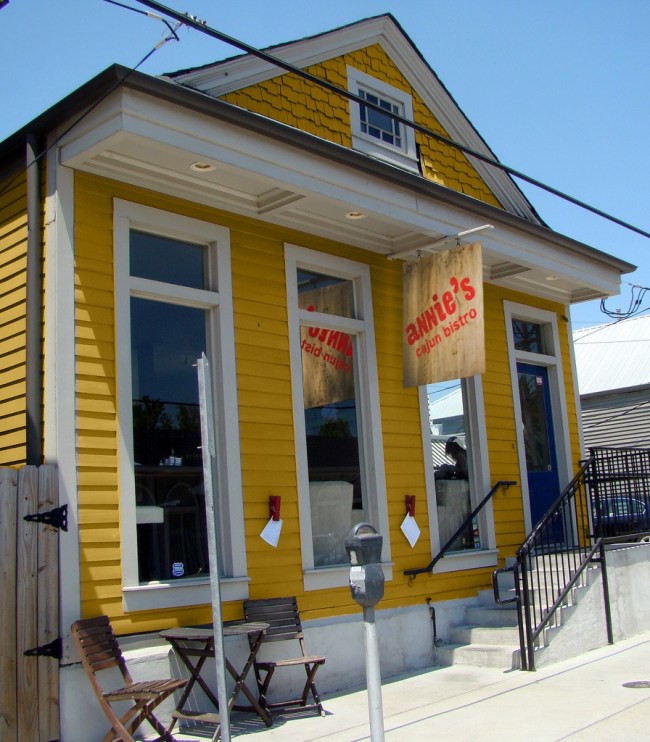 FINAL_annies_signagemockup